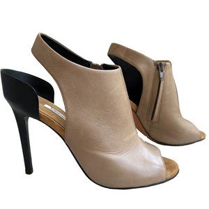 Black and tan DIANE VON FURSTENBERG. sz 6